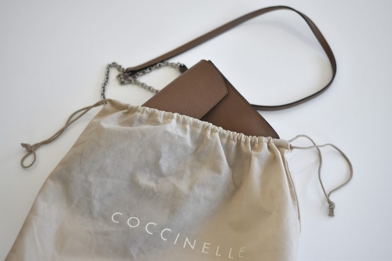 Die Pochette von Coccinelle – ein echter Allrounder