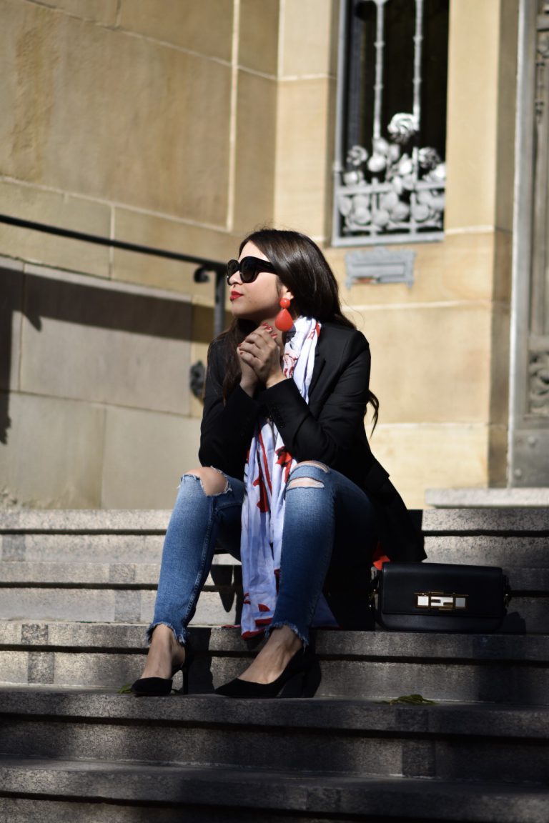 Outfit: Sonniger City Look mit Jeans, Blazer und der Farbe Rot