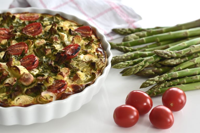 Rezept: Leckere Spargel-Quiche mit Frühlingszwiebeln und Tomaten