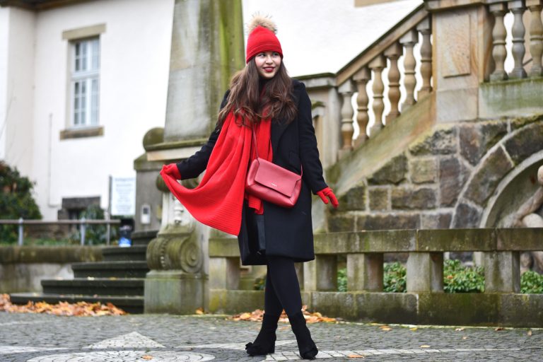 Outfit: Klassischer Winterlook mit roten Akzenten, Kaschmir und Schnee