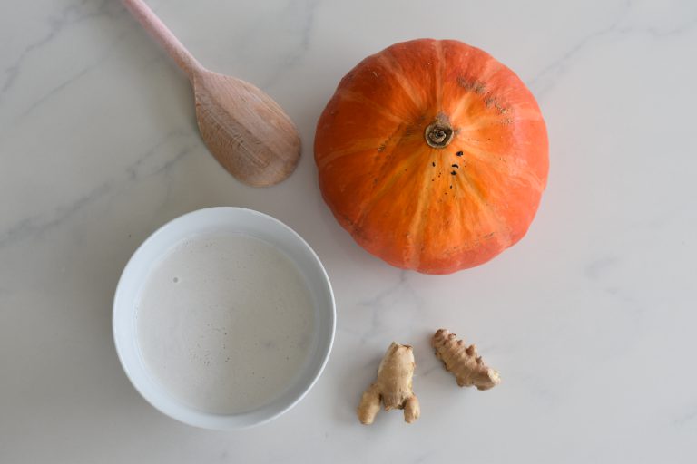 Cremige Kürbissuppe mit leichter Kokosmilch – der Klassiker mal anders!