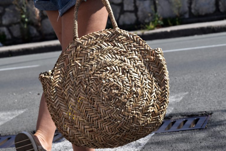 Casual Sommerlook mit Leinentop, Jeansshorts und Pantoletten