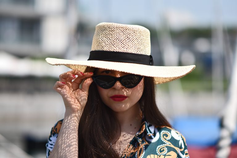 Outfit: Hawaii-Hemd trifft auf Bambustasche mit Cat Eye Sunnies