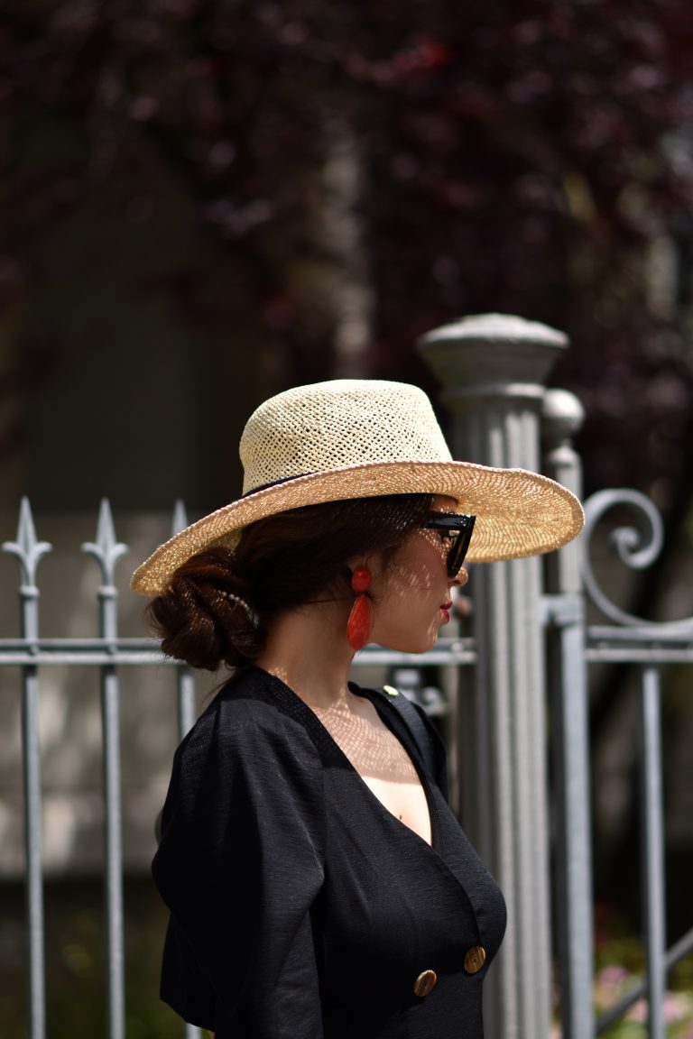 Leinenkleid mit Accessoires aus Stroh im Streetstyle