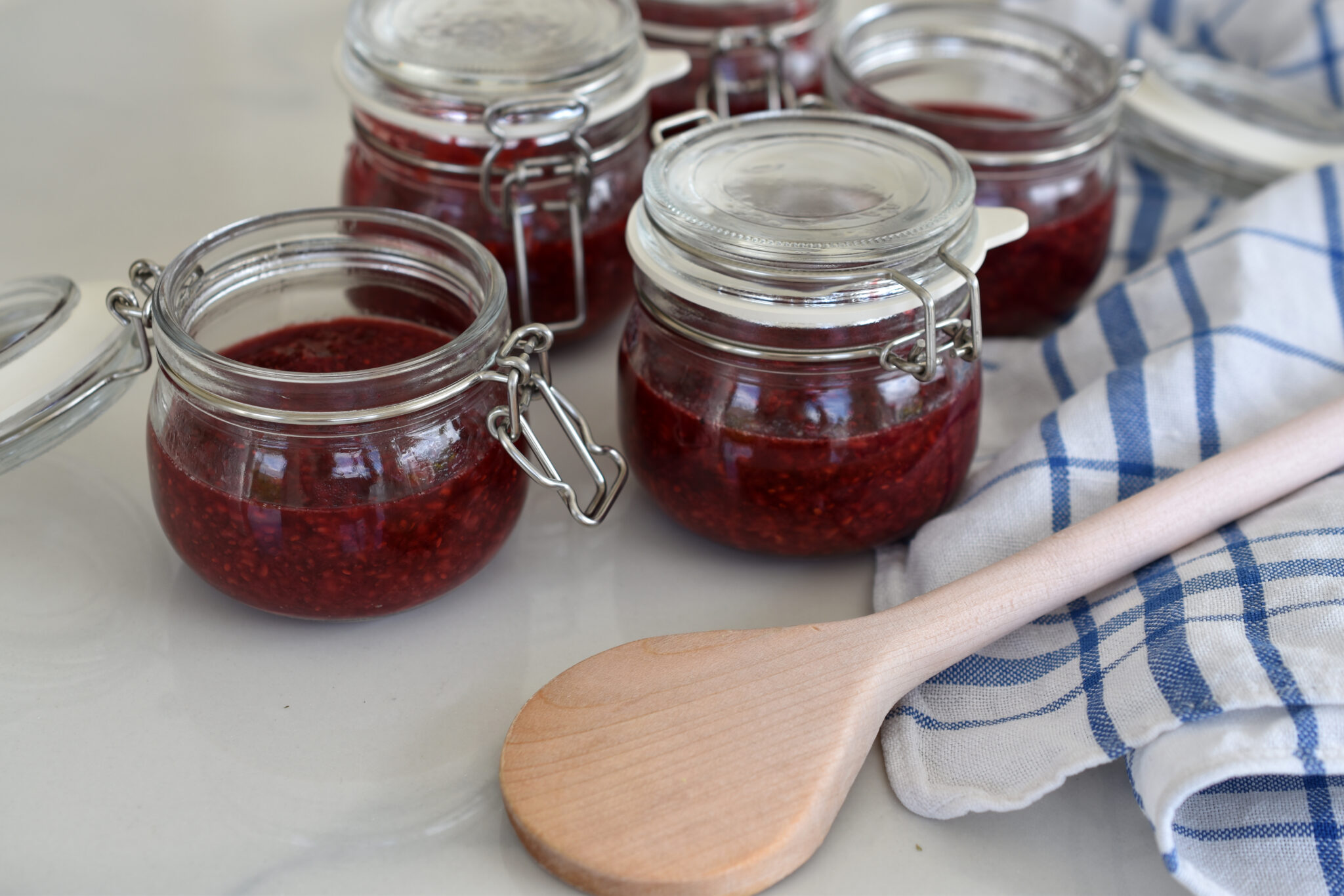 Zuckerfreie Himbeermarmelade mit Chiasamen &amp; Vanille