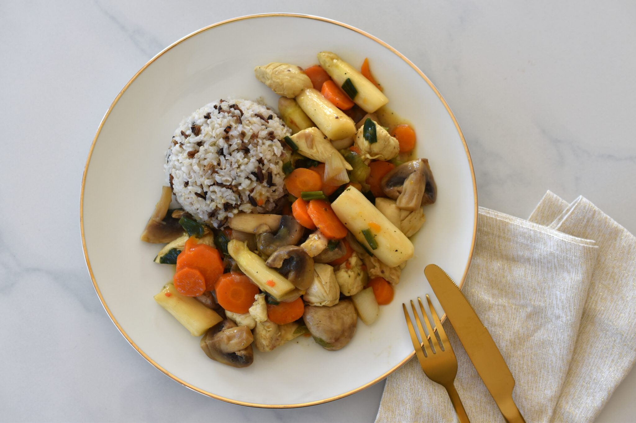 Leichtes Hühnerfrikassee mit Spargel, Karotten und Champignons