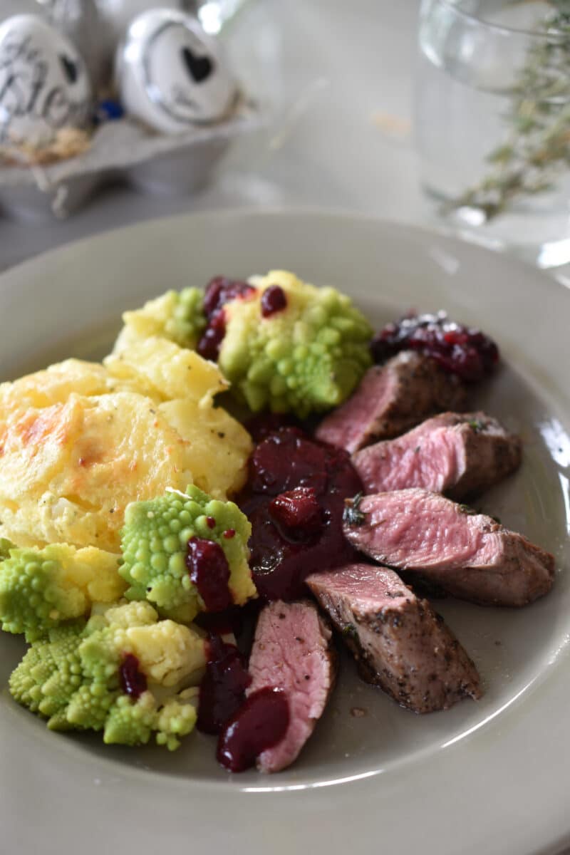 Lammfilet Mit Kartoffelgratin, Romanesco & Kirschsauce - Das Osteressen