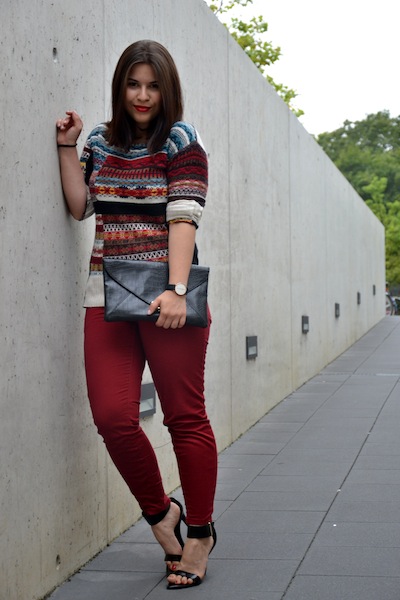 Outfit Patchwork Pullover rote Hose